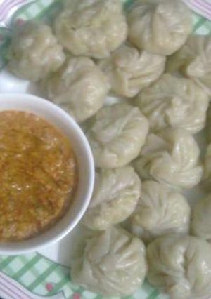 A picture of Chicken/Veg momos with chilli garlic sauce :).