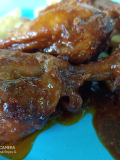 Una foto de Muslitos de pollo, con chocolate