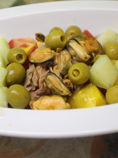 Una foto de Ensalada de atún con mejillones, mango y melón
