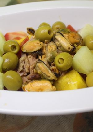 Una foto de Ensalada de atún con mejillones, mango y melón