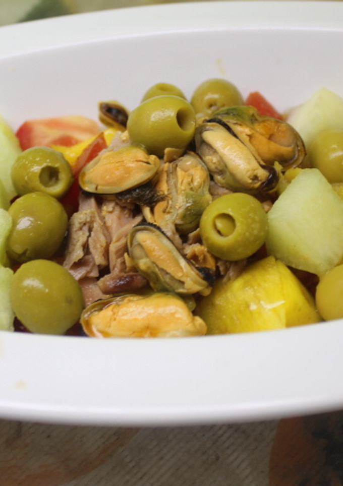 Una foto de Ensalada de atún con mejillones, mango y melón
