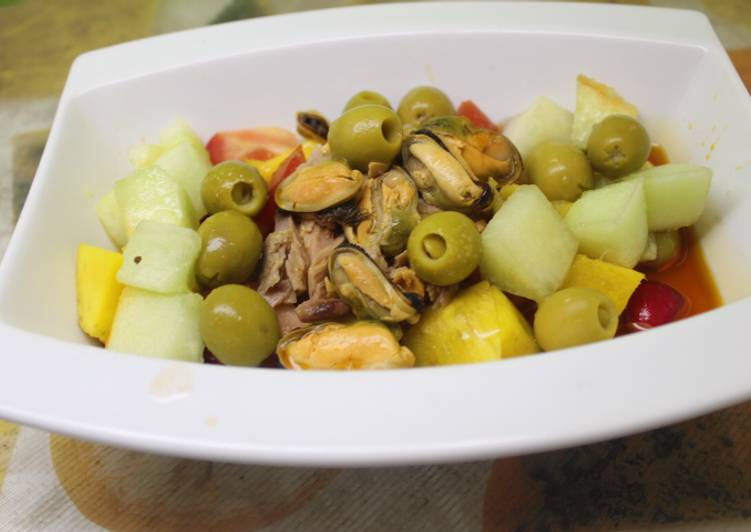 Ensalada de atún con mejillones, mango y melón