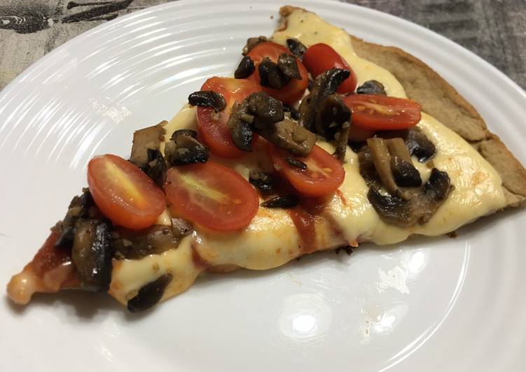 Simple Way to Prepare Super Quick Homemade Pizza de masa de avena con tomates cherry y hongos salteados con ajo