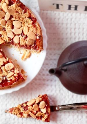 Foto di Crostata sbriciolata fragole e mandorle