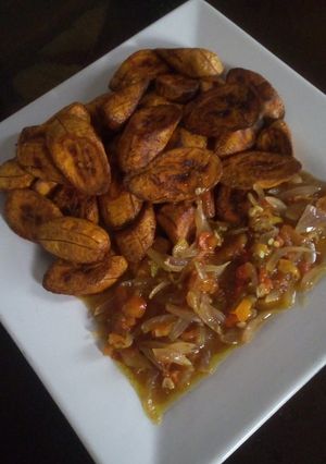 A picture of Plantain with sauce.