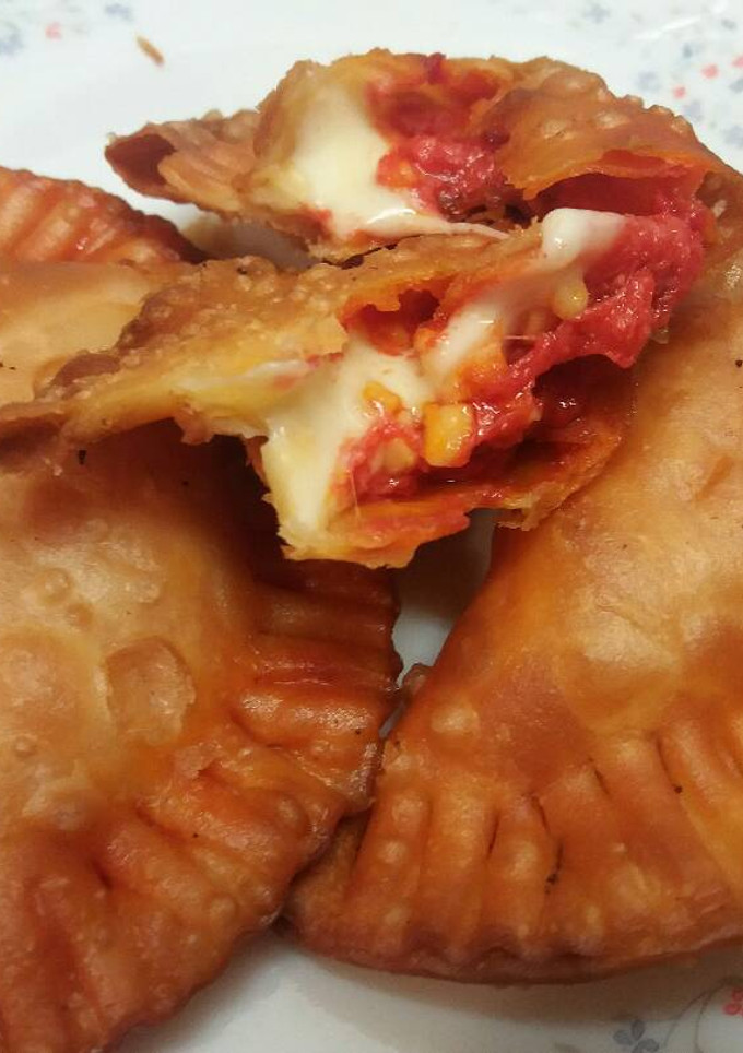 Una foto de Empanadillas de sobrasada, queso y almendra