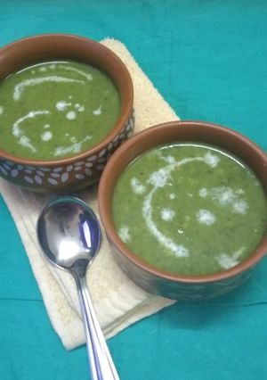 A picture of Cream of spinach soup.