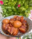 Thịt kho trứng với đường thốt nốt