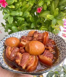 thịt kho trứng vịt muối