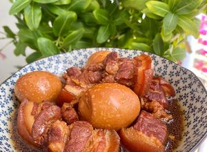 Hình của món Thịt kho trứng với đường thốt nốt.
