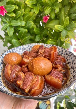Hình của món Thịt kho trứng với đường thốt nốt.