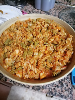 Una foto de Ensalada de dinos, margaritas y espirales con salmón y gambas
