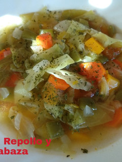 Una foto de Sopa de Repollo y calabaza en olla de cocción lenta