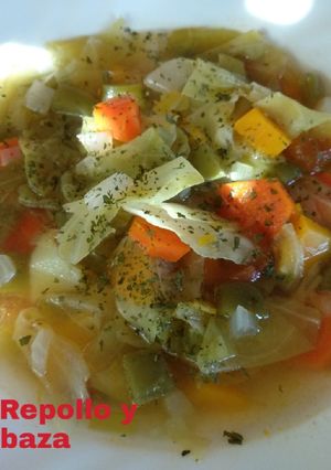 Una foto de Sopa de Repollo y calabaza en olla de cocción lenta