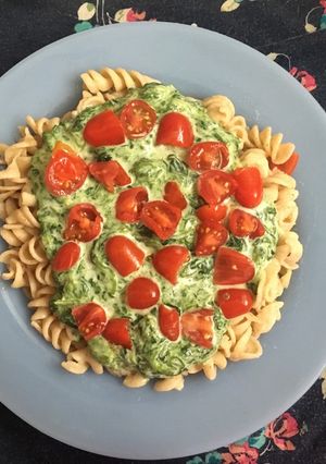 Una foto de Pastas integrales con crema de espinaca