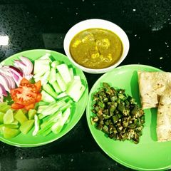 A picture of Palak Paneer, Bhindi and Phulke.
