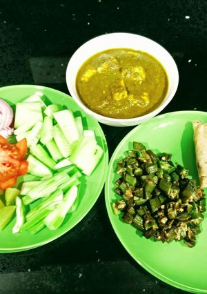 A picture of Palak Paneer, Bhindi and Phulke.