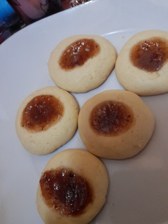 Una foto de Galletas de limón 🍋 con mermelada de fresa 🍓