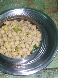 கொண்டக் கடலை சுண்டல்/chickpeas sundal (KOndakadalai sundal recipe in tamil) செய்முறை முக்கிய புகைப்படம்
