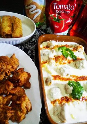 A picture of Dahi baray pakoray.