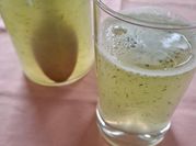 Una foto de agua de hierbabuena