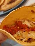 Tacos rústicos de berenjena asada y pollo desmenuzado con frescor cítrico