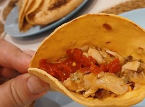 Foto principal de Tacos rústicos de berenjena asada y pollo desmenuzado con frescor cítrico