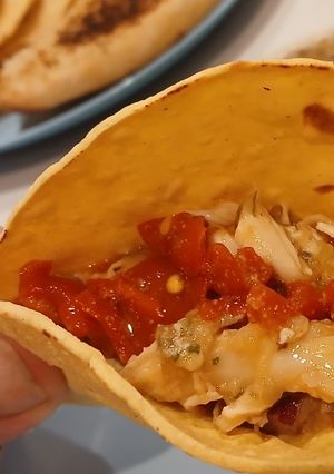 Una foto de Tacos rústicos de berenjena asada y pollo desmenuzado con frescor cítrico