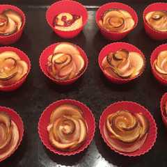 Foto di Rose di pasta sfoglia marmellata e mele