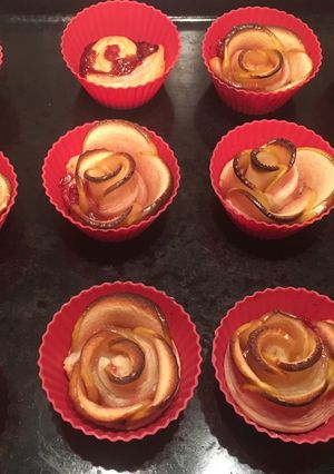Foto di Rose di pasta sfoglia marmellata e mele