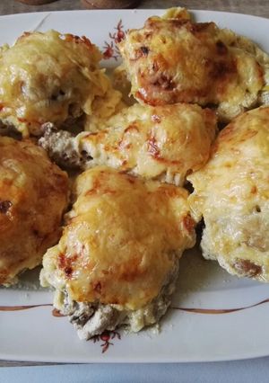 Fokhagymás, tejfölös csirkecombok sajttal sütve recept fotója