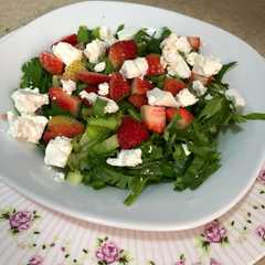سلطة الفراولة وجبنة الفيتا 🍓🧀-レシピのメイン写真