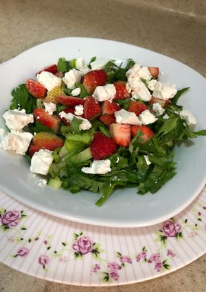 صورة لوصفة سلطة الفراولة وجبنة الفيتا 🍓🧀