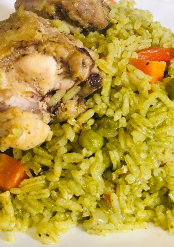 Una foto de Arroz con pollo 🍗😋