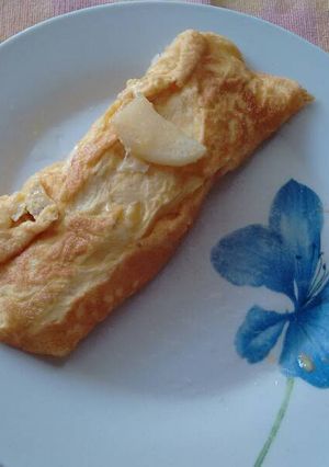 Una foto de Omelet con patatas y queso. ॐ