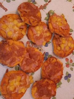 Mini sonkás, sonkás kukoricás pizzák 🍕🍕🍕 recept fotója