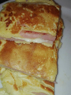 Una foto de Tortitas rellenas de jamón york y queso