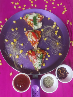 પીઝા (Pizza Recipe In Gujarati) રેસીપી મુખ્ય ફોટો
