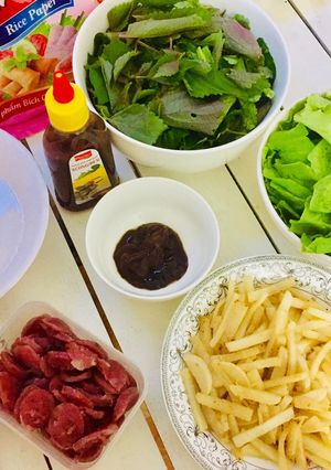 Hình của món Bò bía lạp xưởng tươi.