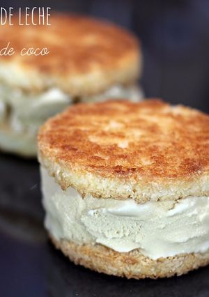 Una foto de Sándwich "macaron de coco" y helado de dulce de leche