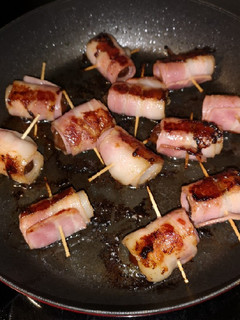 Una foto de Rollos de dátil con bacon