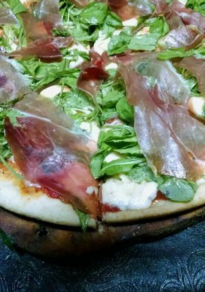 Una foto de Rúcula y jamón crudo a la tizzi
