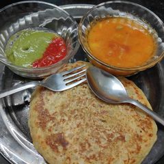 A picture of Tomato Rava Uttapam.