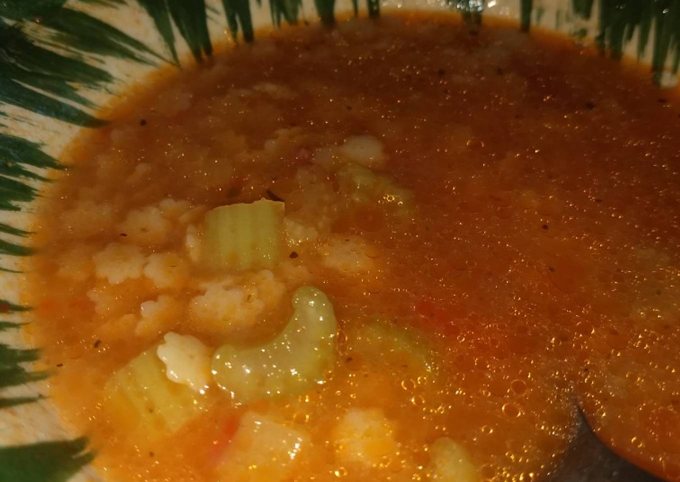 Sopa aguada de pasta con apio