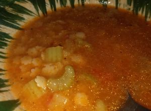 Una foto de Sopa aguada de pasta con apio