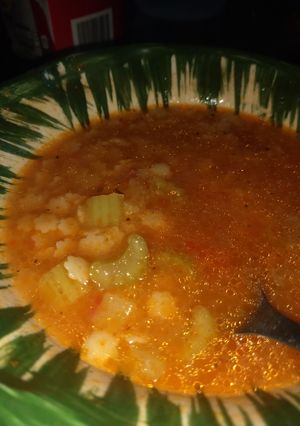Una foto de Sopa aguada de pasta con apio