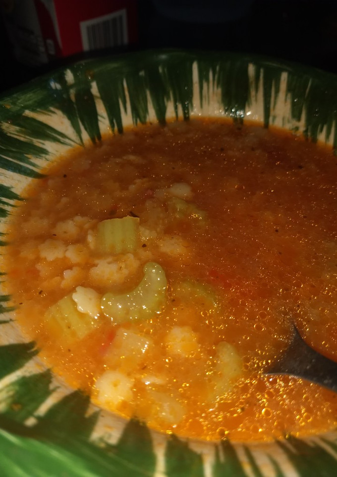Una foto de Sopa aguada de pasta con apio