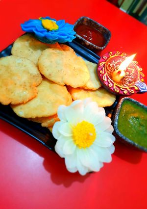 सूजी की मठरी (Suji ki mathri recipe in Hindi) रेसिपी मुख्य फोटो
