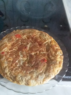 Una foto de Tortilla de patatas con cebollas y pimientos