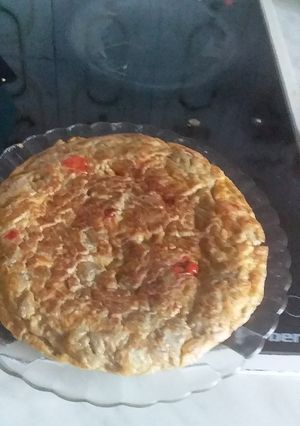 Una foto de Tortilla de patatas con cebollas y pimientos